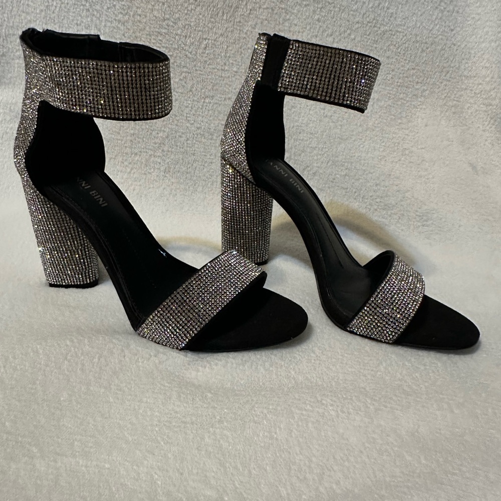 NWT Gianni Bini ‘Ronilynn’ Rhinestone Ankle Wrap Back Zip Heels. Size 7